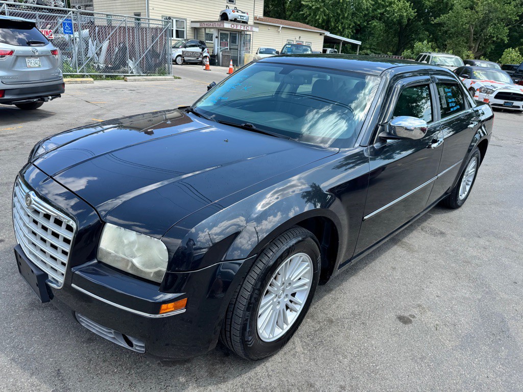 2010 Chrysler 300 Image 2