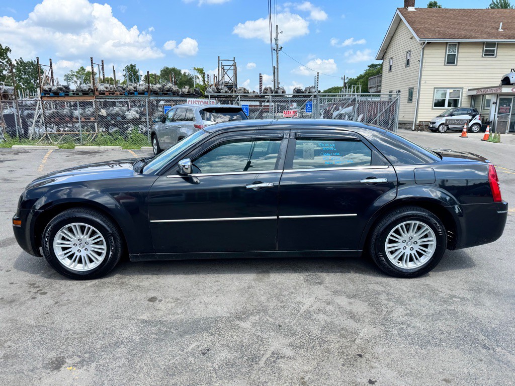 2010 Chrysler 300 Image 4