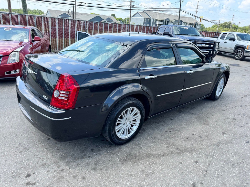 2010 Chrysler 300 Image 5