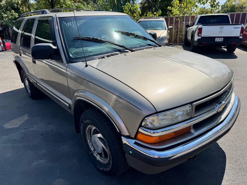 2001 Chevrolet Blazer Image 2