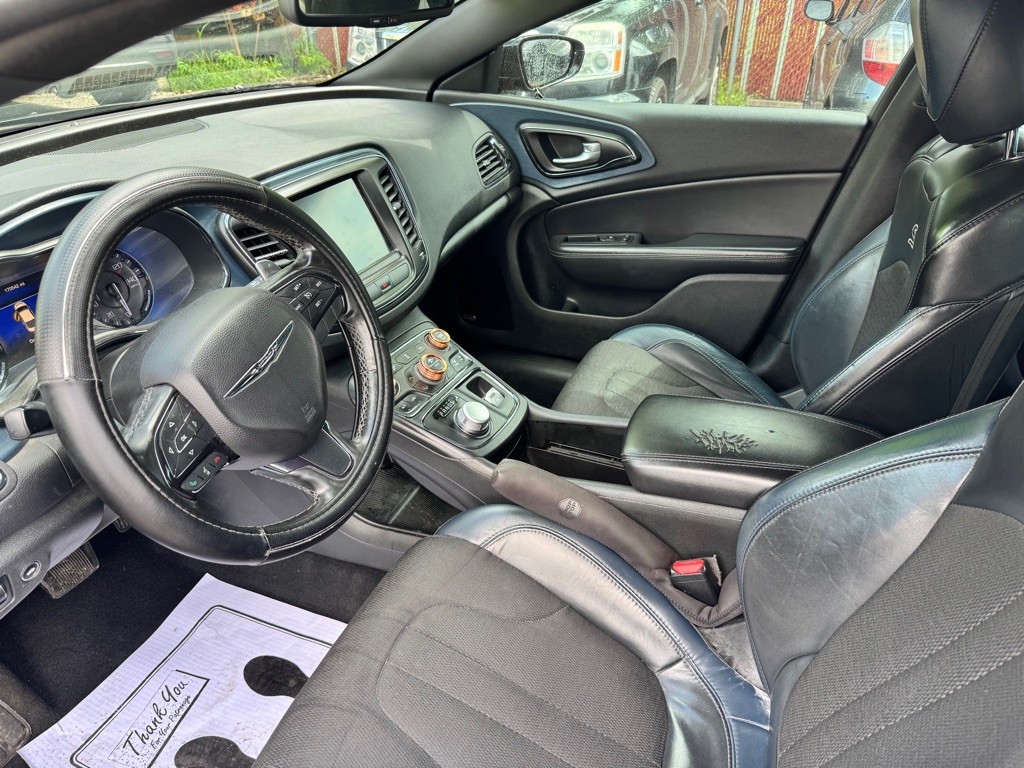 2015 Chrysler 200 Image 7