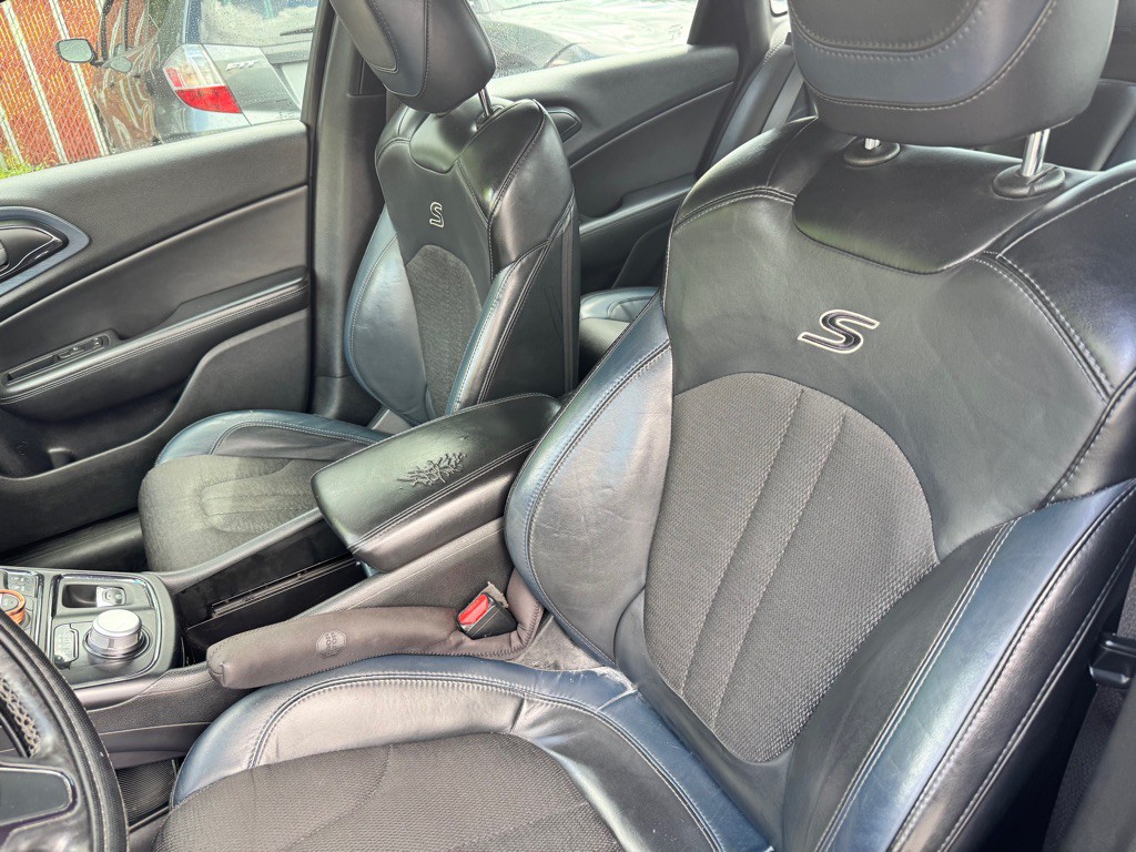 2015 Chrysler 200 Image 8