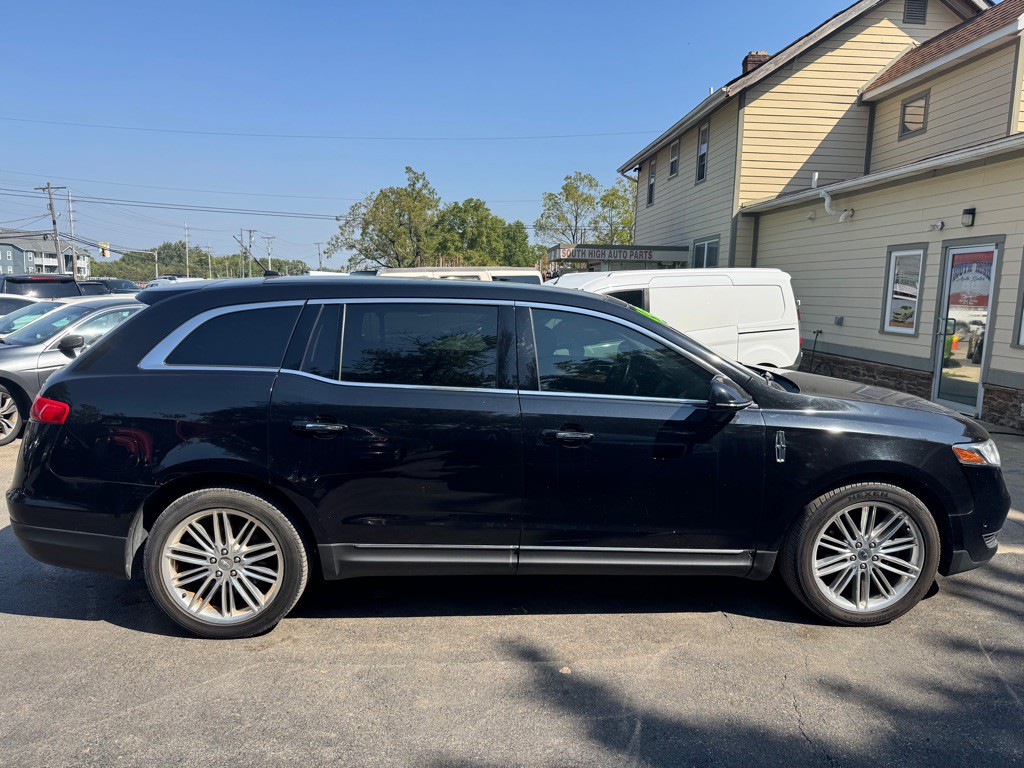 2019 Lincoln MKT Image 3