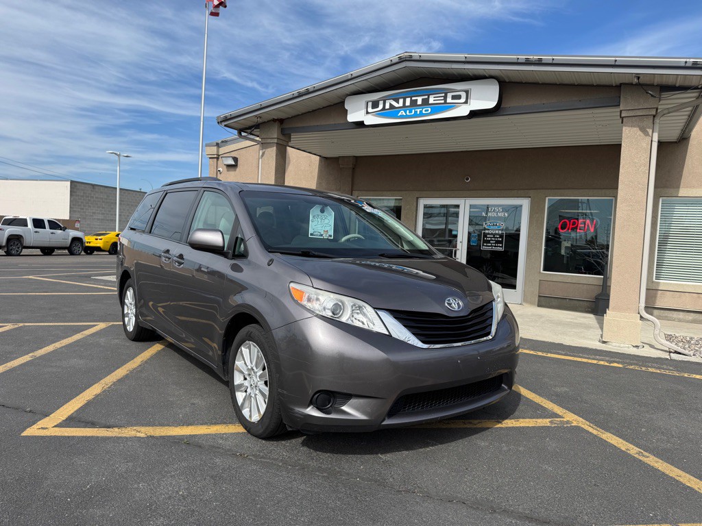 2009 Toyota Sienna Image 2
