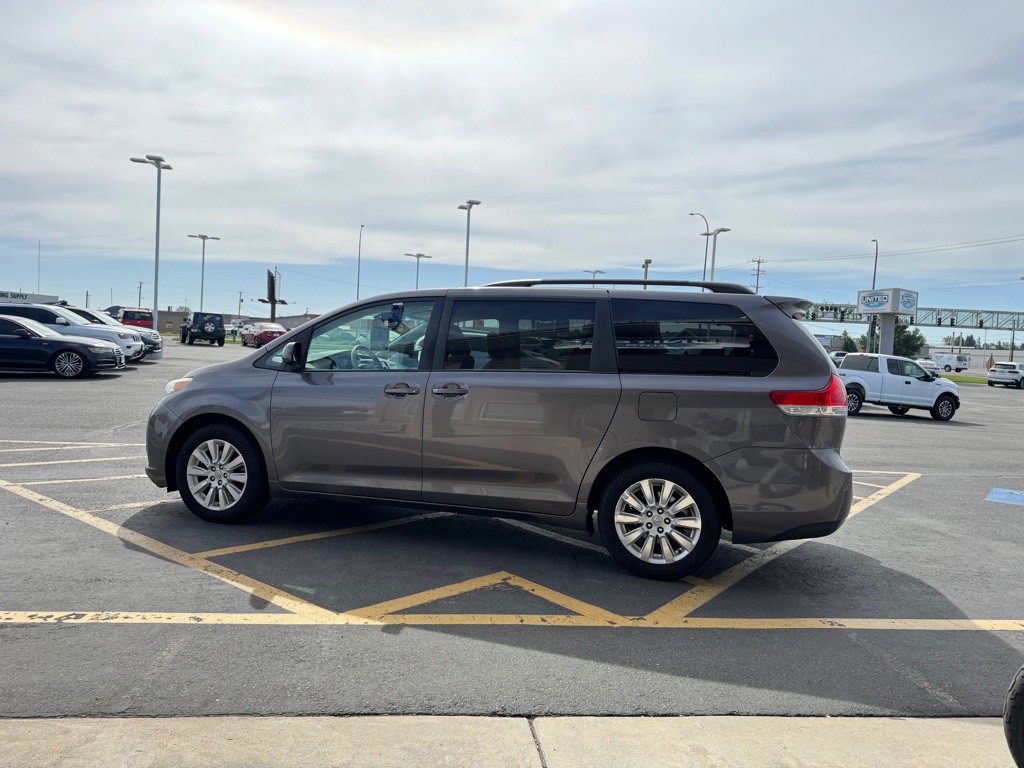 2009 Toyota Sienna Image 3