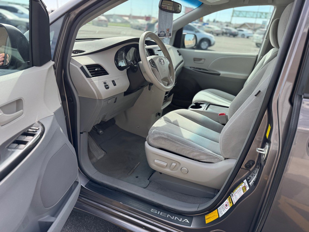 2009 Toyota Sienna Image 5