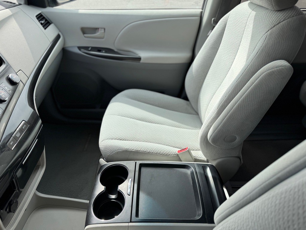 2009 Toyota Sienna Image 9