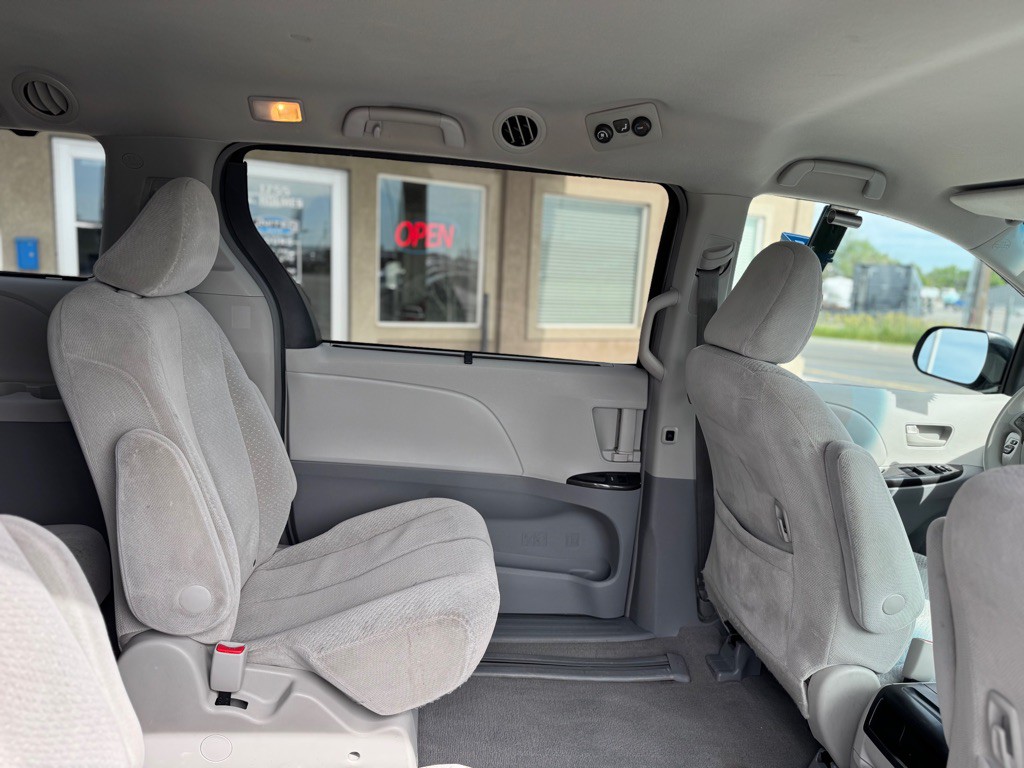 2009 Toyota Sienna Image 11