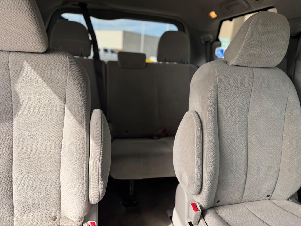 2009 Toyota Sienna Image 12
