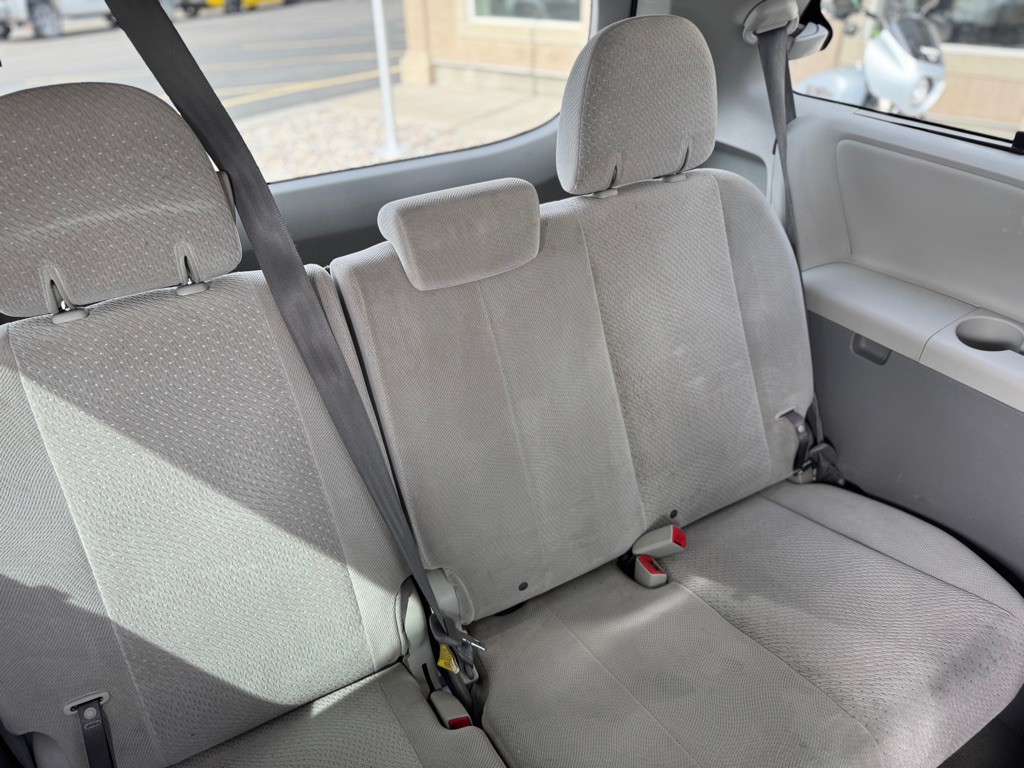 2009 Toyota Sienna Image 13