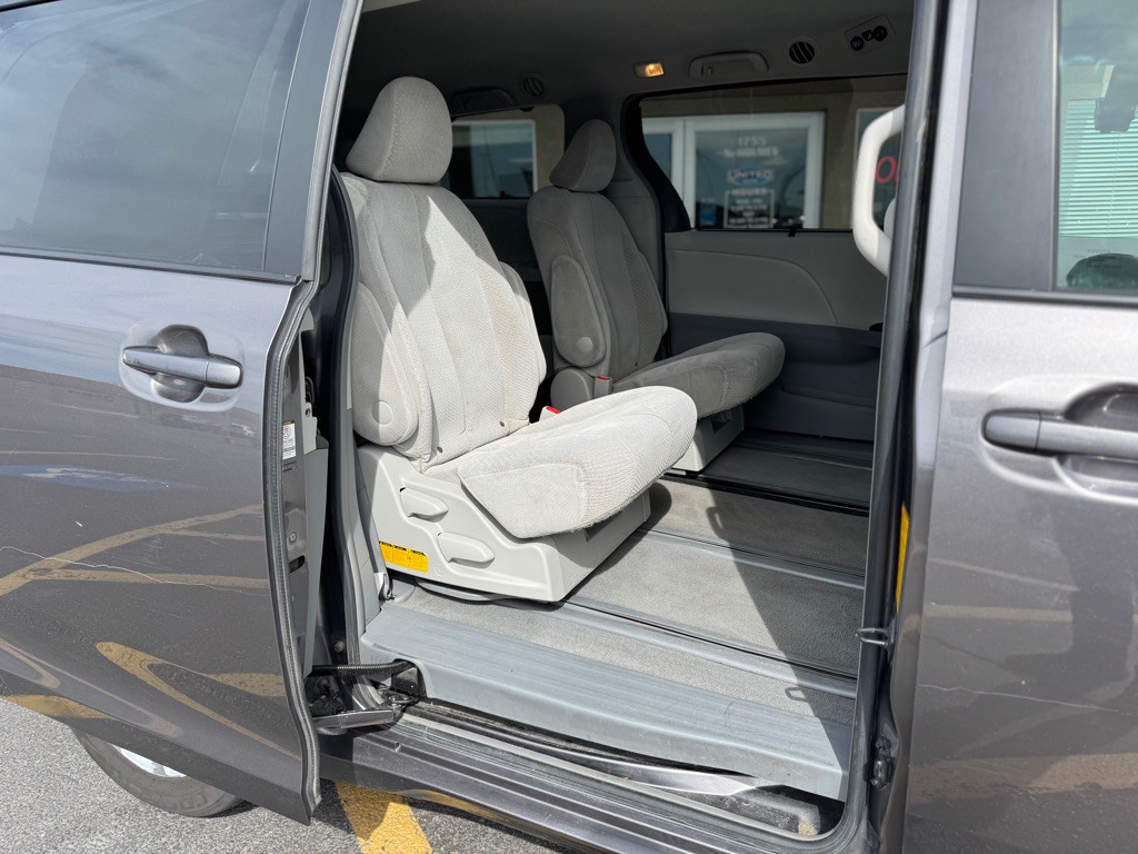 2009 Toyota Sienna Image 15