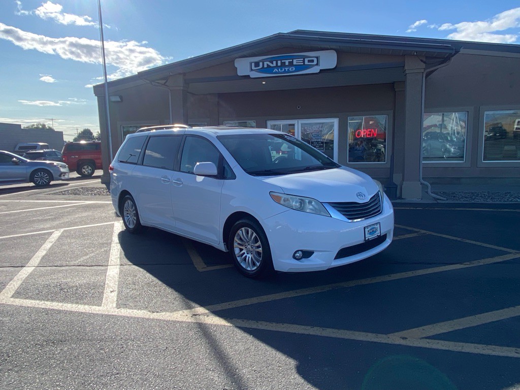 2011 Toyota Sienna Image 2