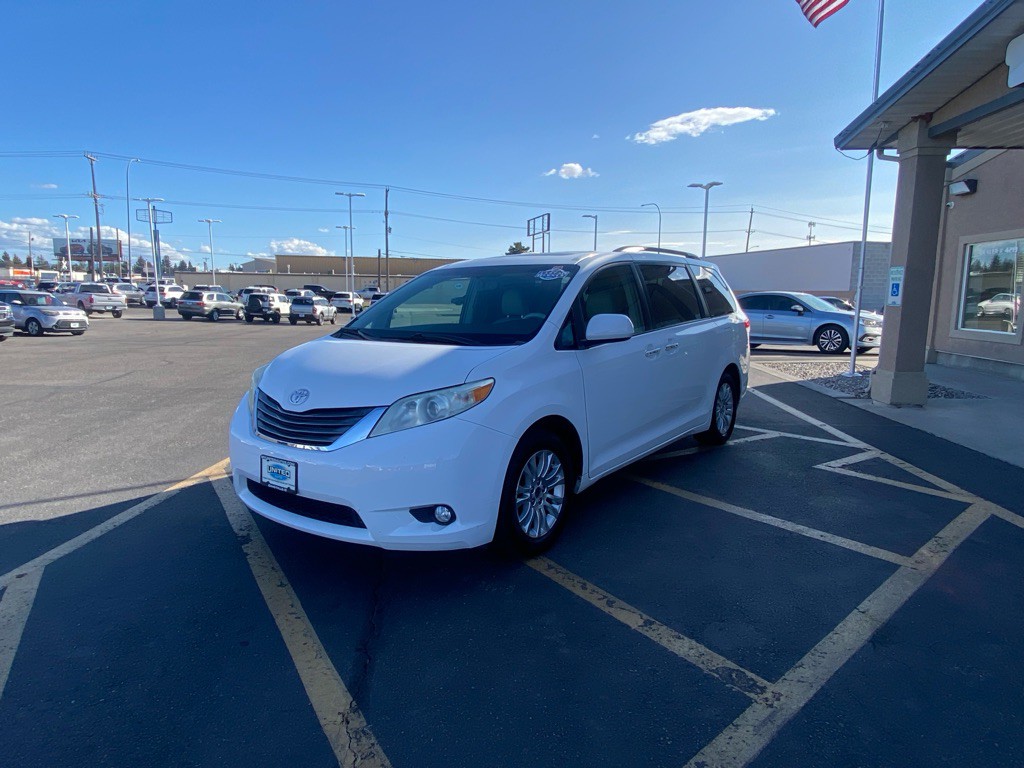 2011 Toyota Sienna Image 3