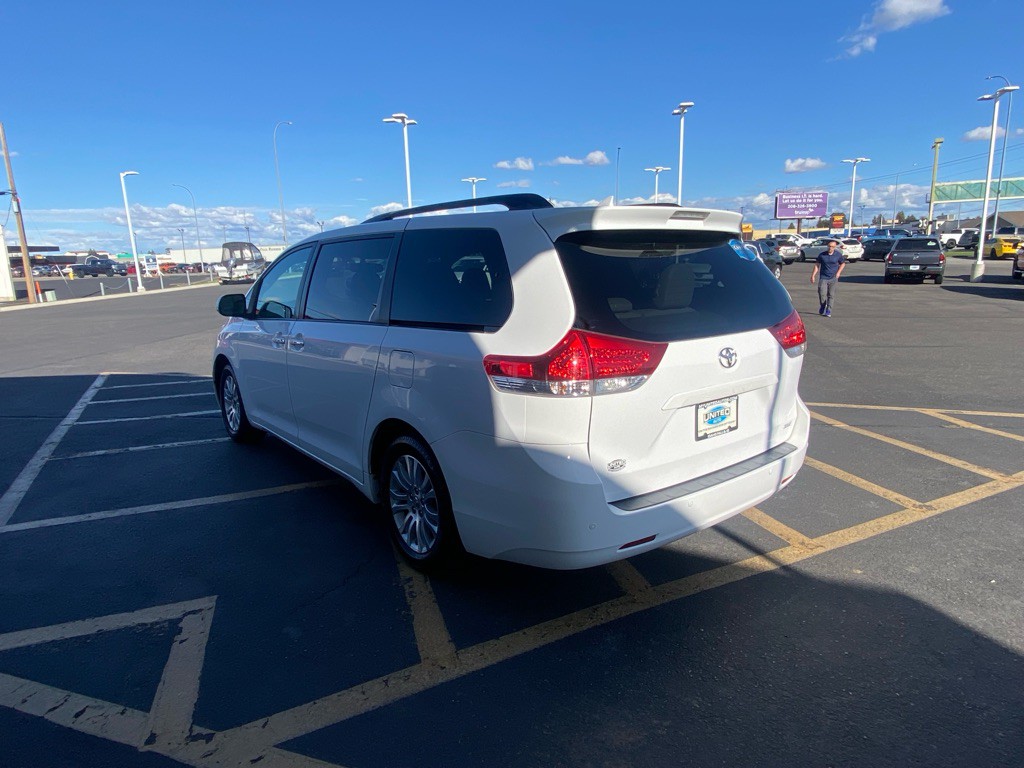 2011 Toyota Sienna Image 4