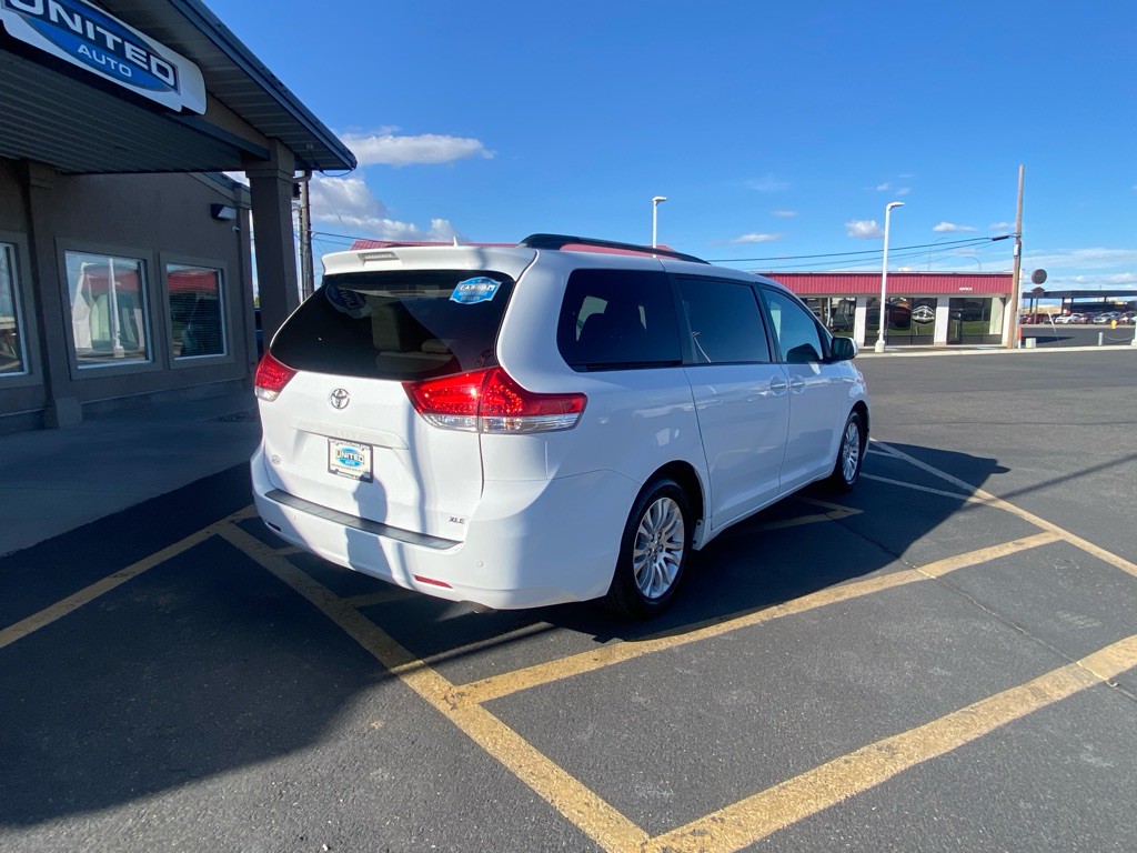 2011 Toyota Sienna Image 5
