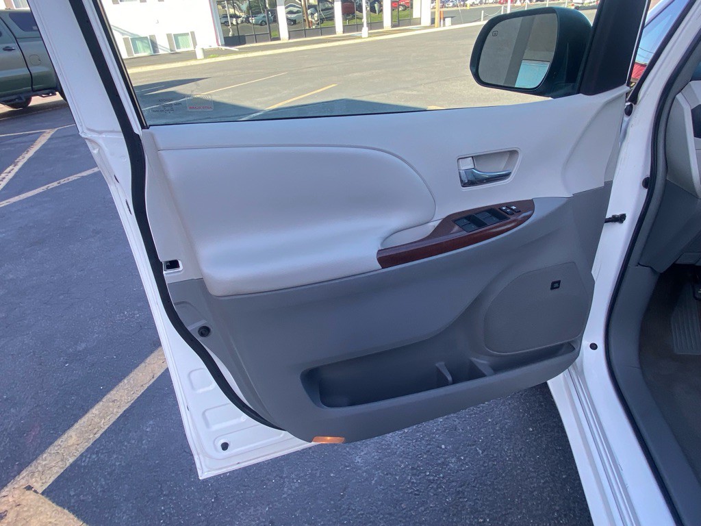 2011 Toyota Sienna Image 6