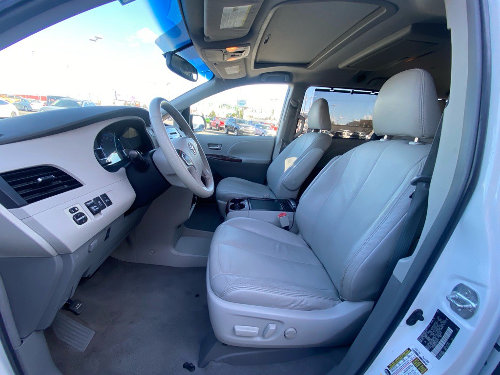 2011 Toyota Sienna Image 7