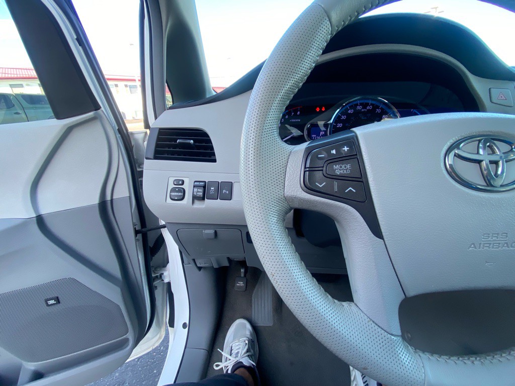 2011 Toyota Sienna Image 10