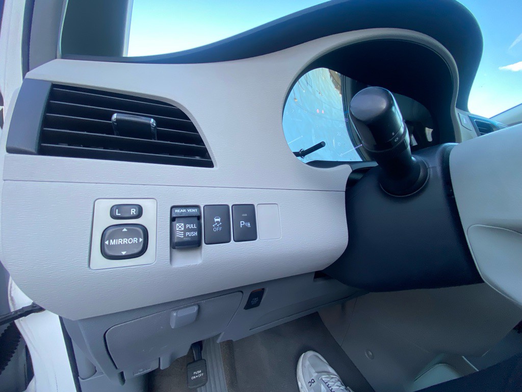 2011 Toyota Sienna Image 12