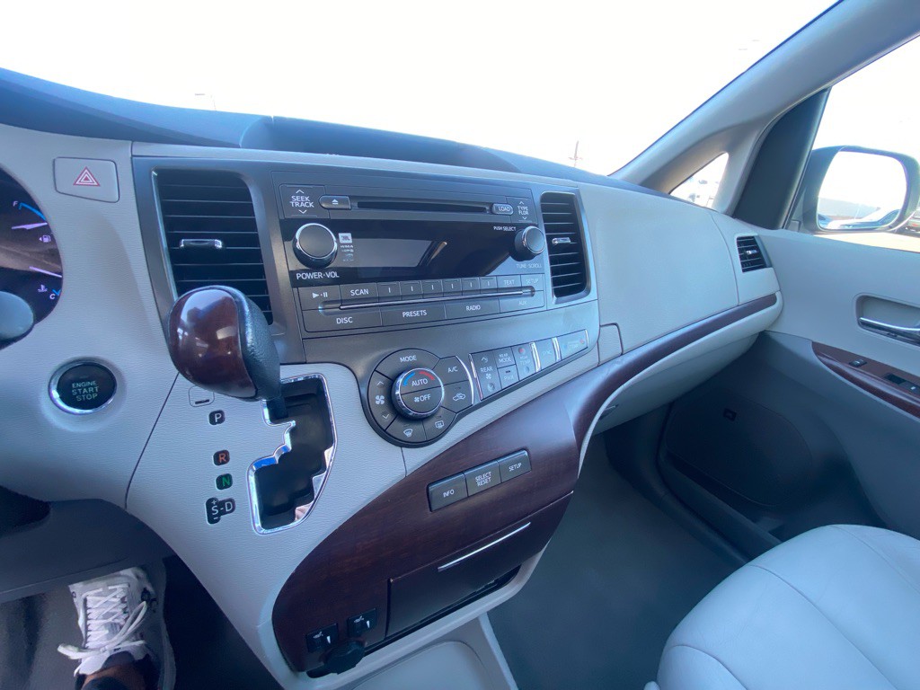 2011 Toyota Sienna Image 13