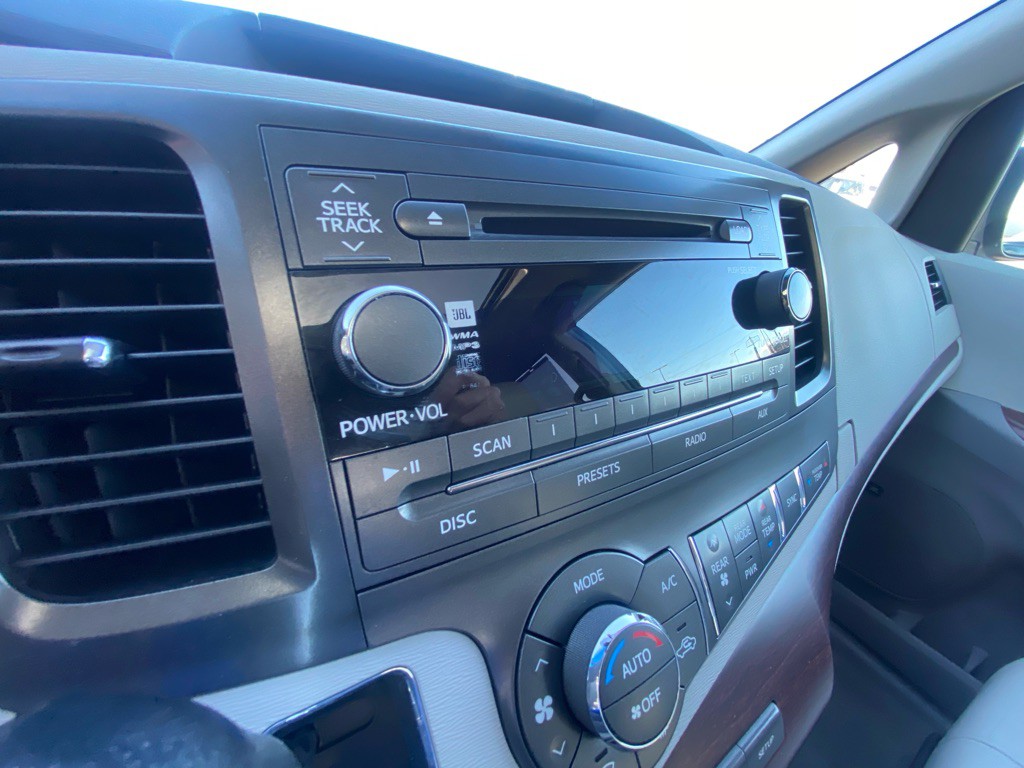 2011 Toyota Sienna Image 14