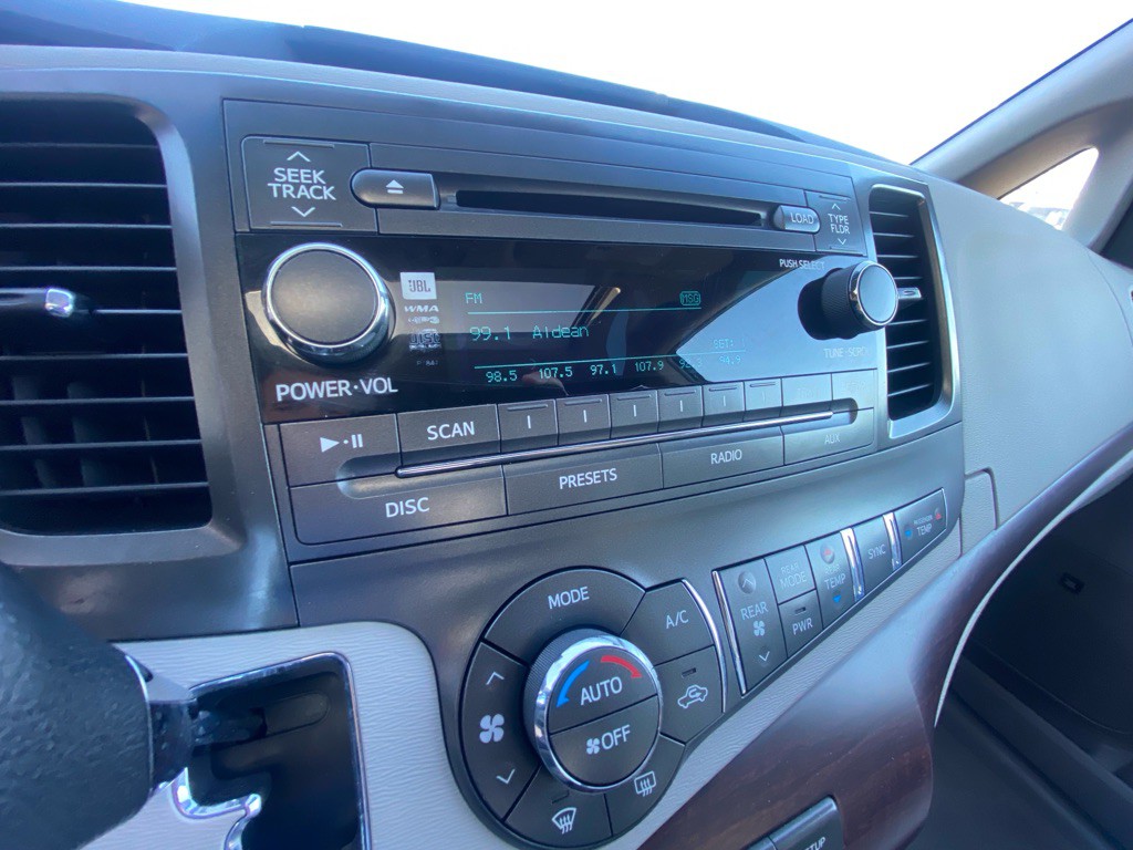2011 Toyota Sienna Image 15