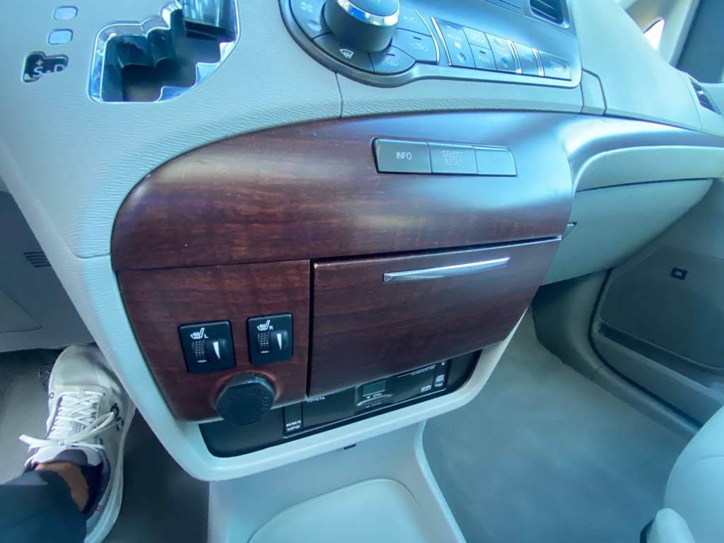 2011 Toyota Sienna Image 16
