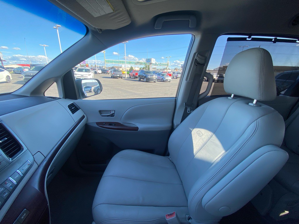 2011 Toyota Sienna Image 21