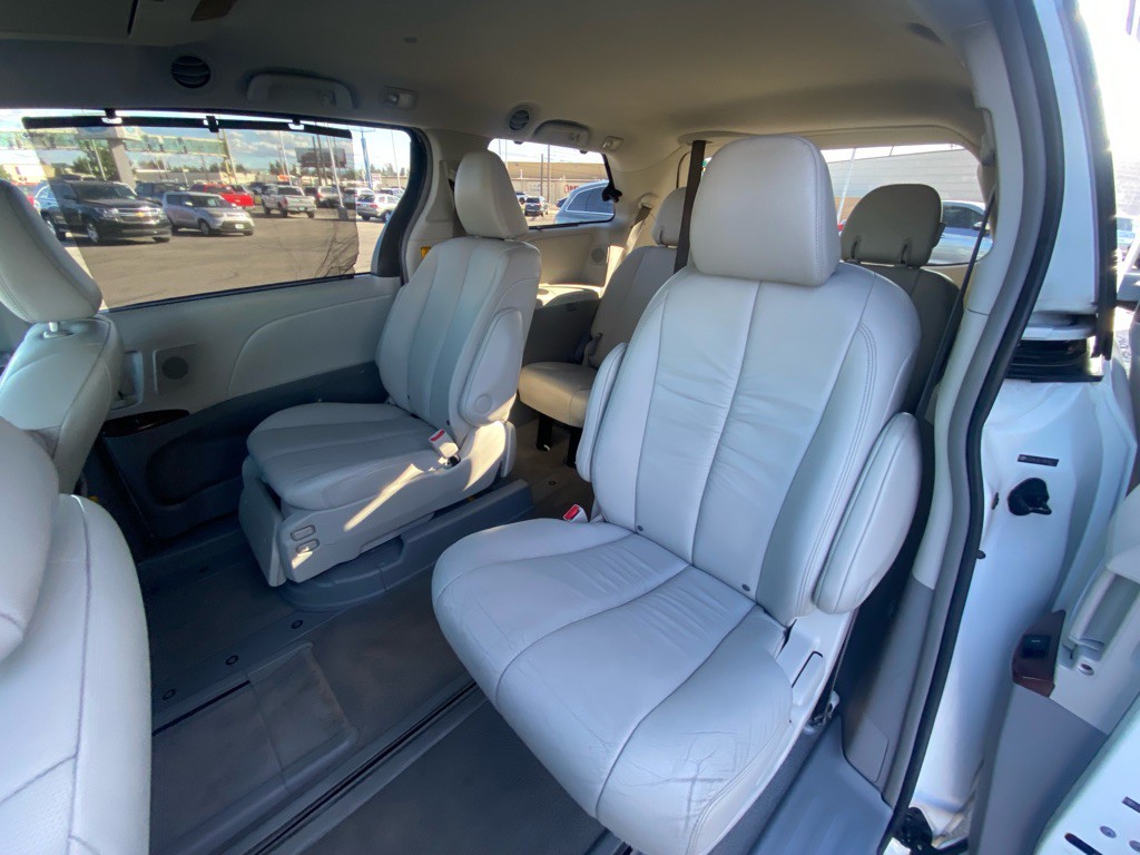 2011 Toyota Sienna Image 24