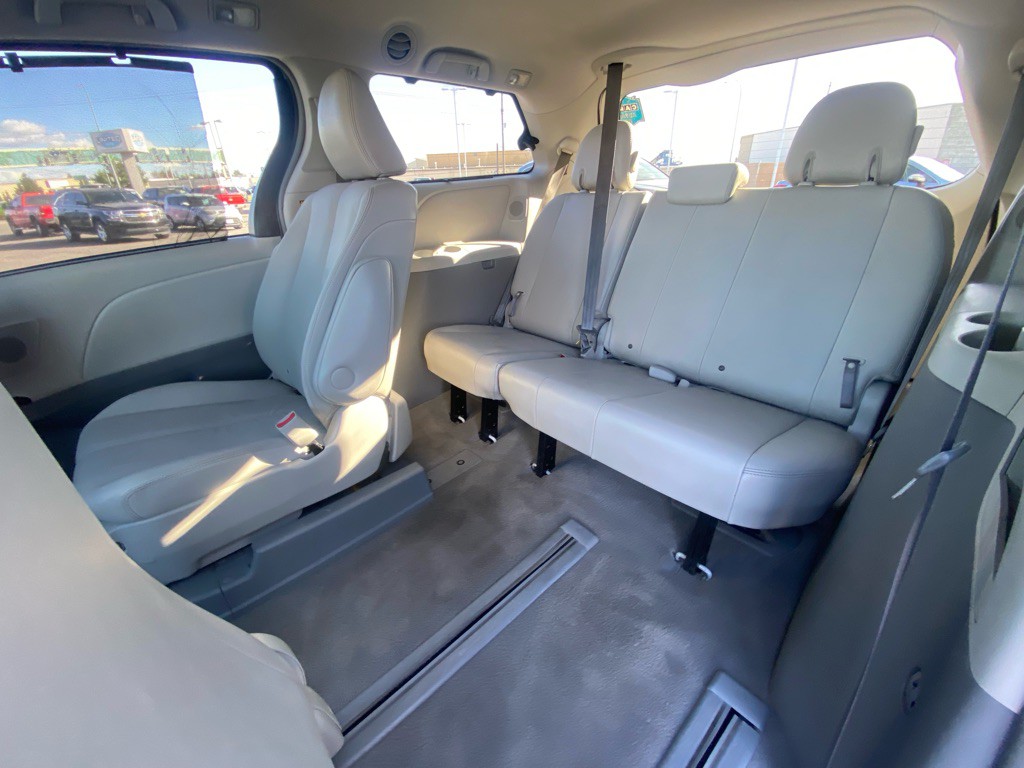 2011 Toyota Sienna Image 25