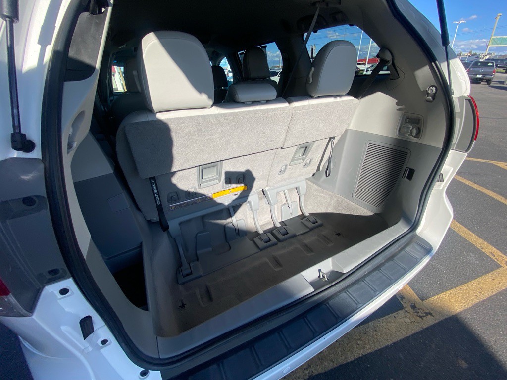 2011 Toyota Sienna Image 26