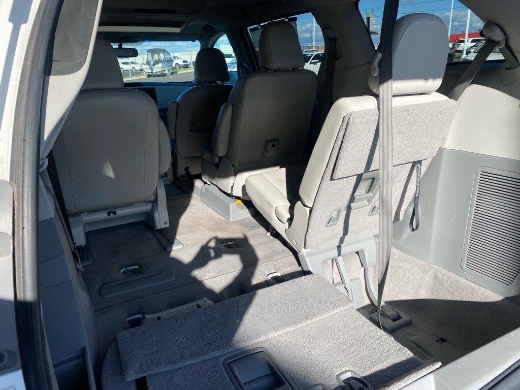 2011 Toyota Sienna Image 27