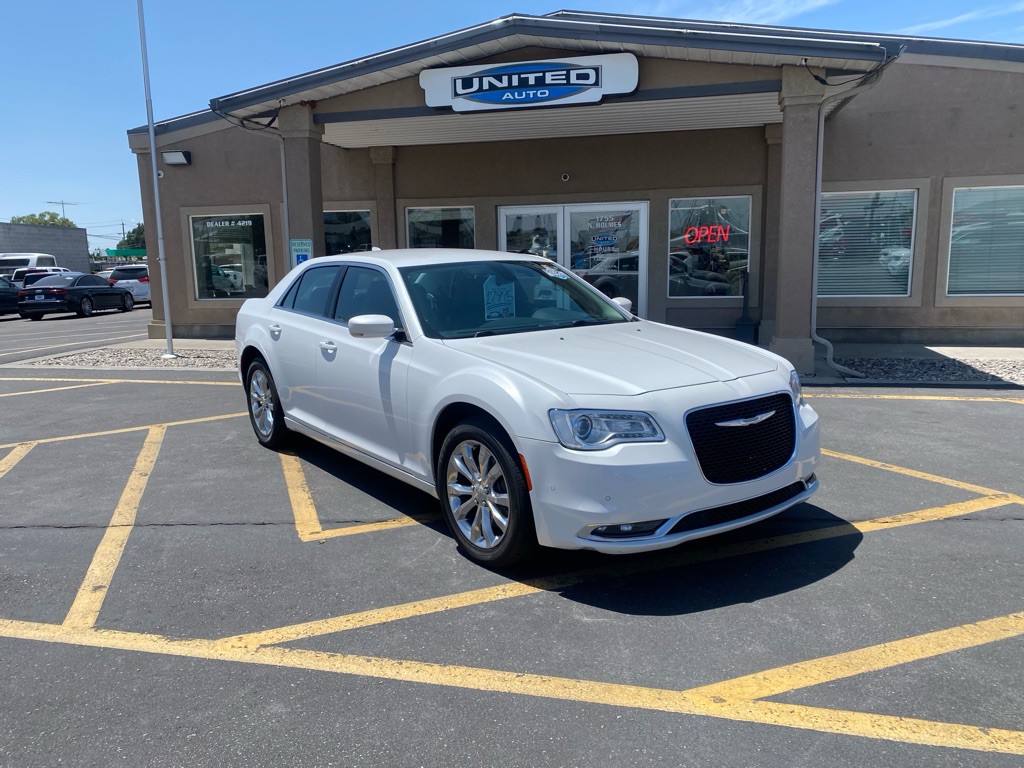 2015 Chrysler 300 Image 2