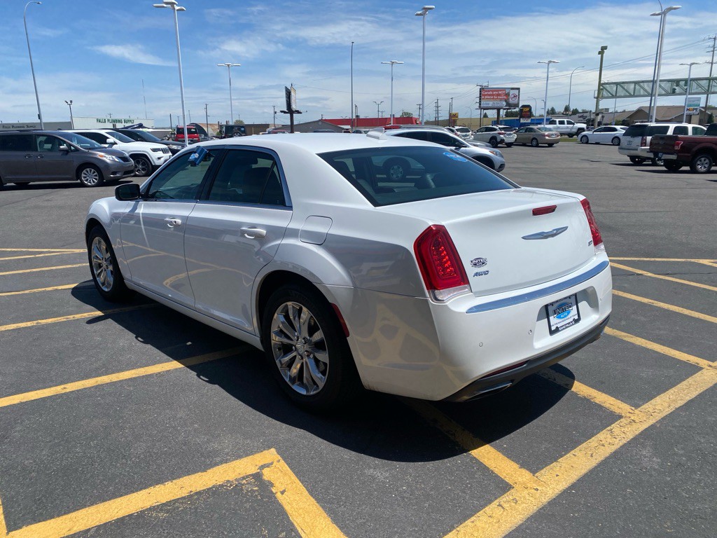 2015 Chrysler 300 Image 4