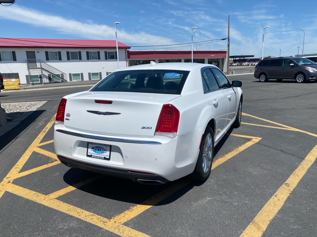 2015 Chrysler 300 Image 5