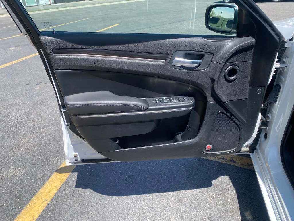 2015 Chrysler 300 Image 6