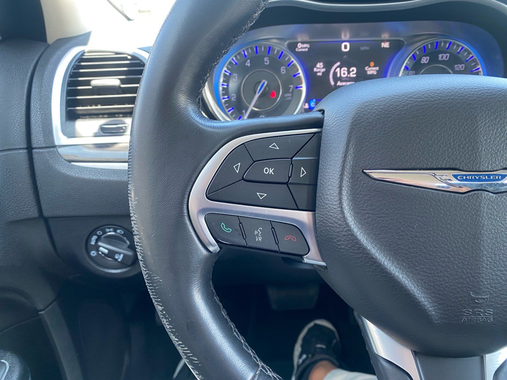 2015 Chrysler 300 Image 9