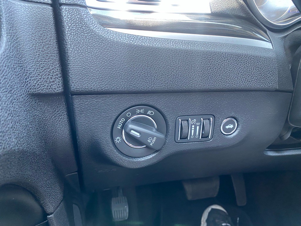 2015 Chrysler 300 Image 11