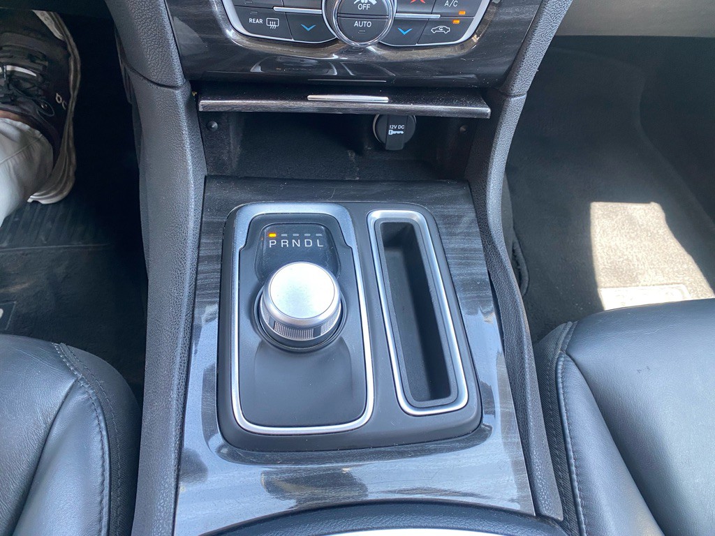 2015 Chrysler 300 Image 15
