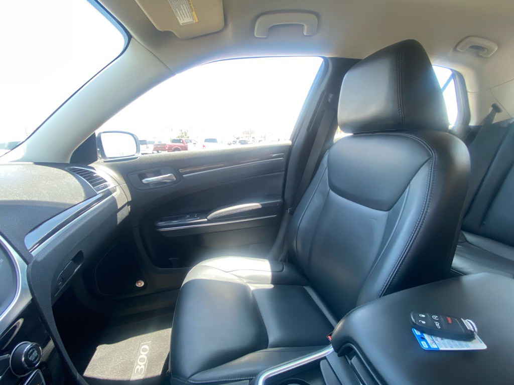 2015 Chrysler 300 Image 18