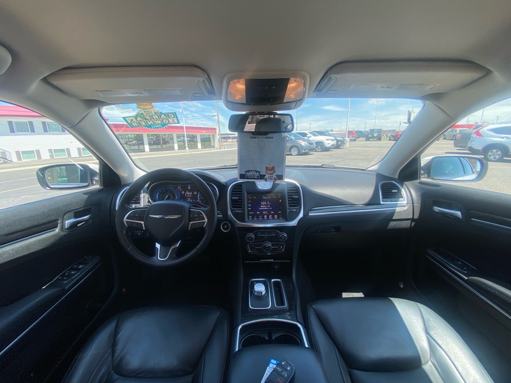 2015 Chrysler 300 Image 19