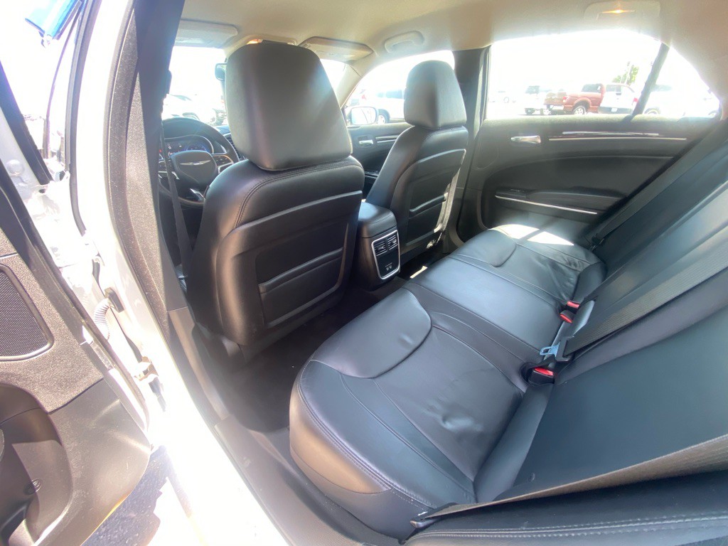 2015 Chrysler 300 Image 20