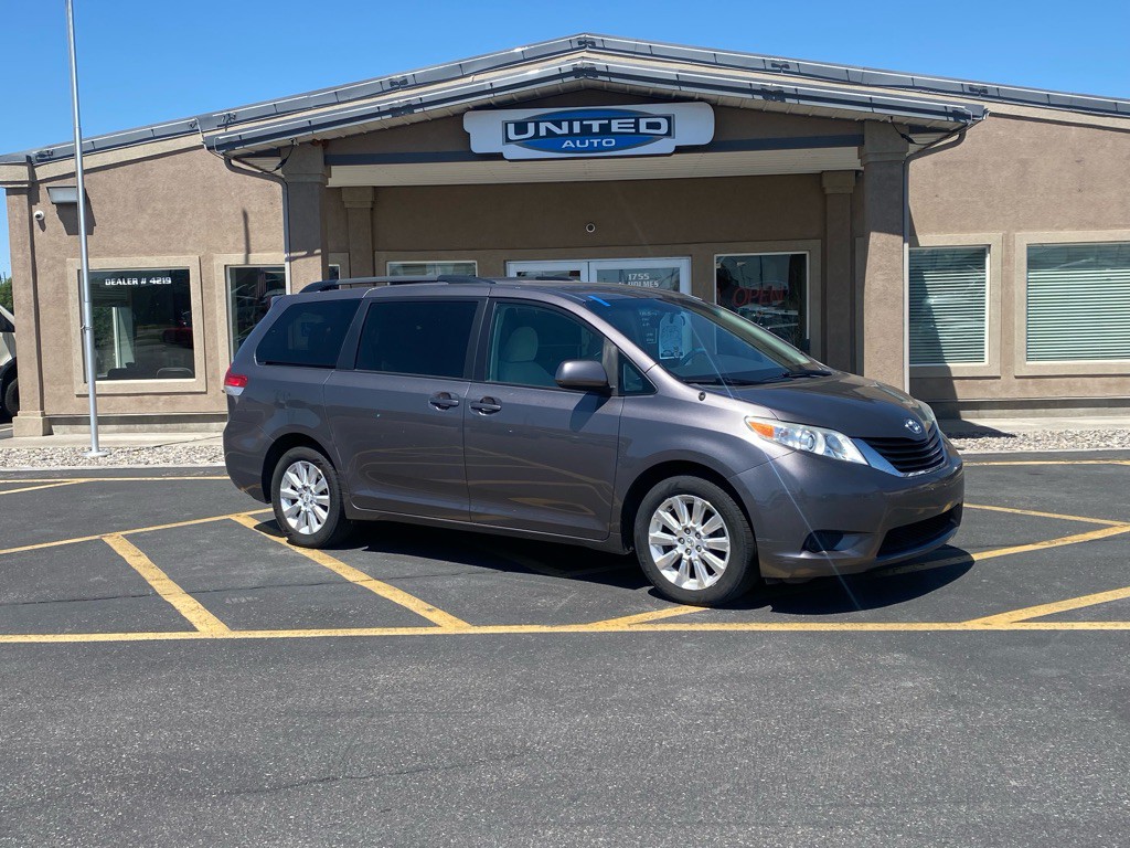 2011 Toyota Sienna Image 1