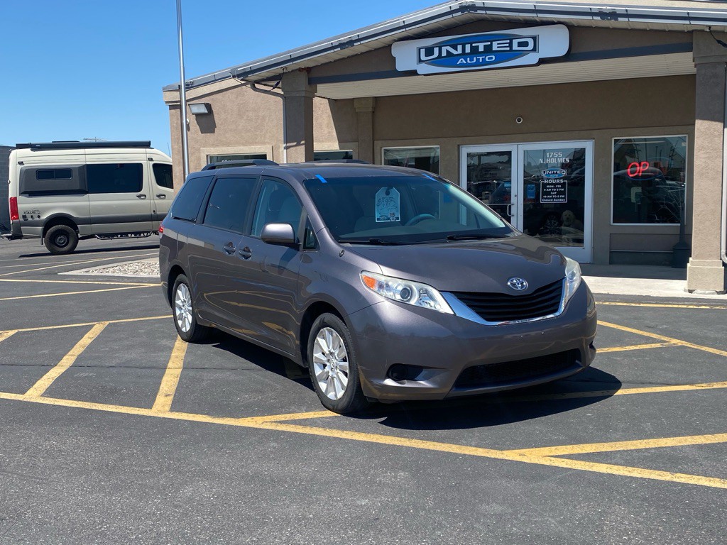 2011 Toyota Sienna Image 2