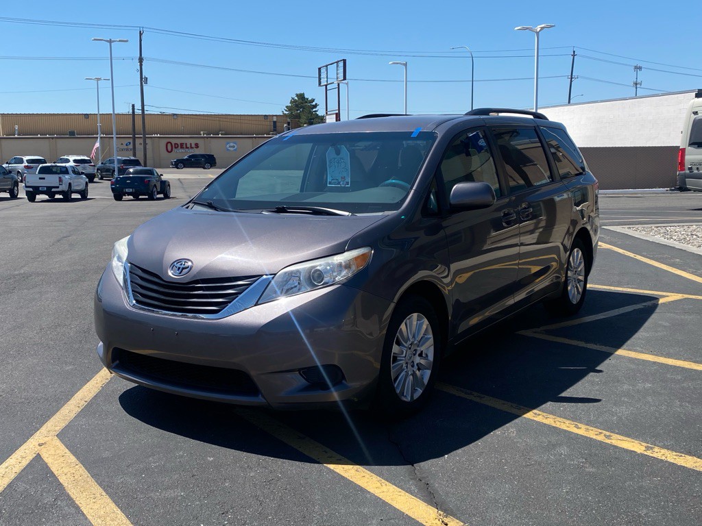2011 Toyota Sienna Image 3