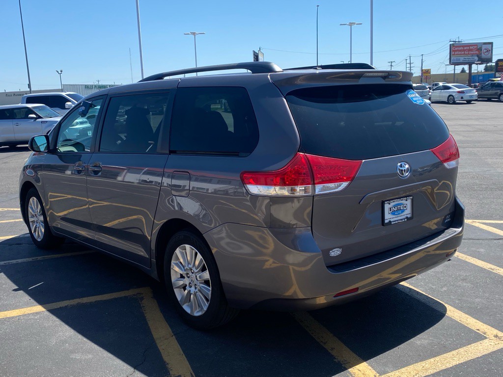 2011 Toyota Sienna Image 4