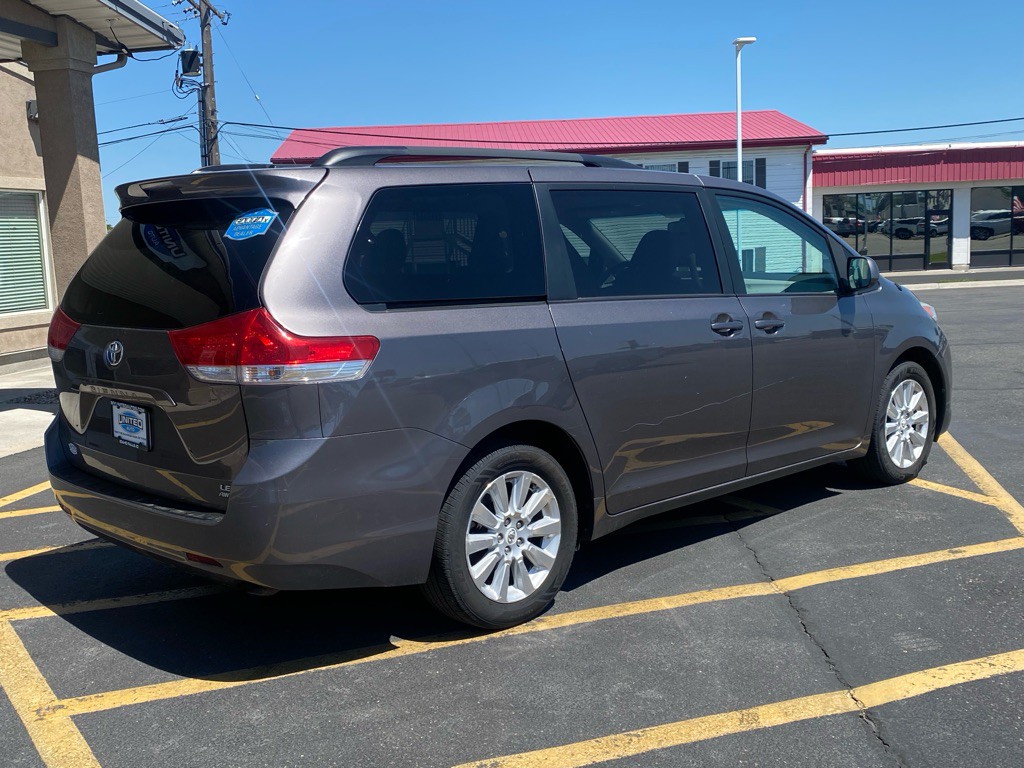 2011 Toyota Sienna Image 5