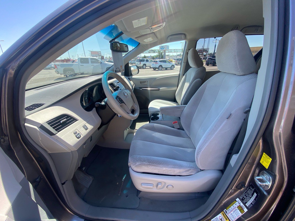 2011 Toyota Sienna Image 6