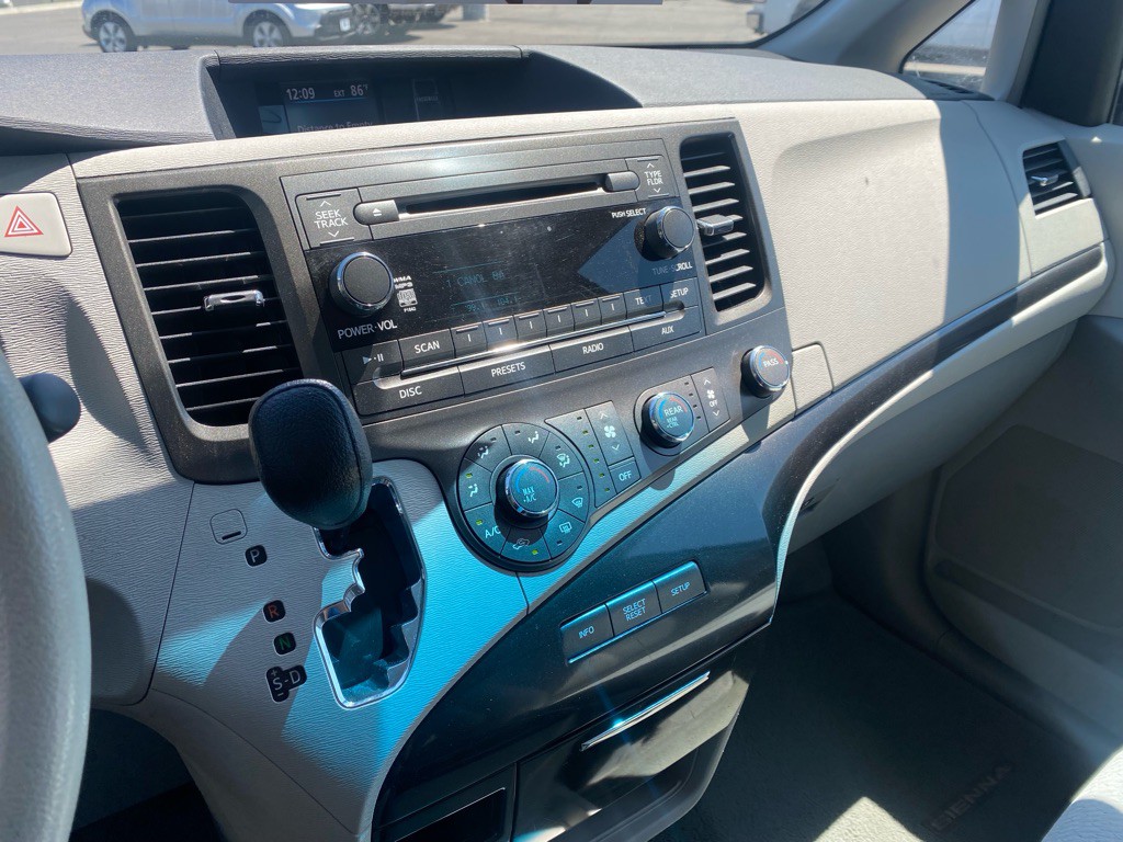 2011 Toyota Sienna Image 11