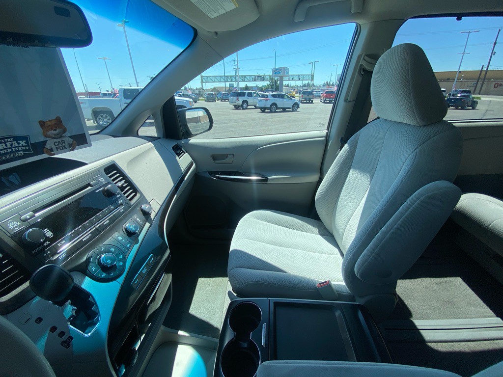 2011 Toyota Sienna Image 12